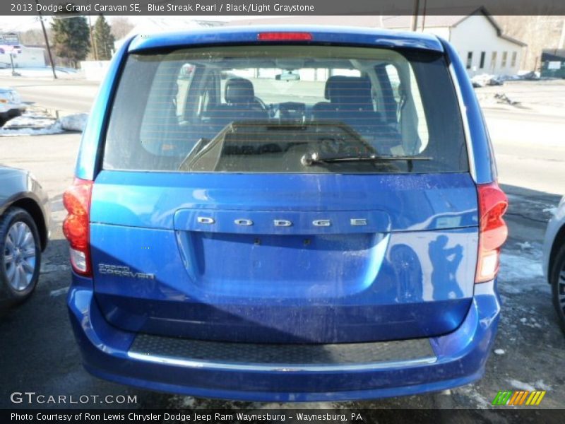 Blue Streak Pearl / Black/Light Graystone 2013 Dodge Grand Caravan SE