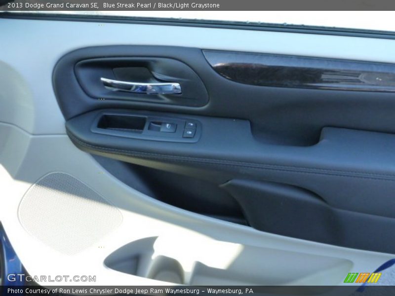 Blue Streak Pearl / Black/Light Graystone 2013 Dodge Grand Caravan SE