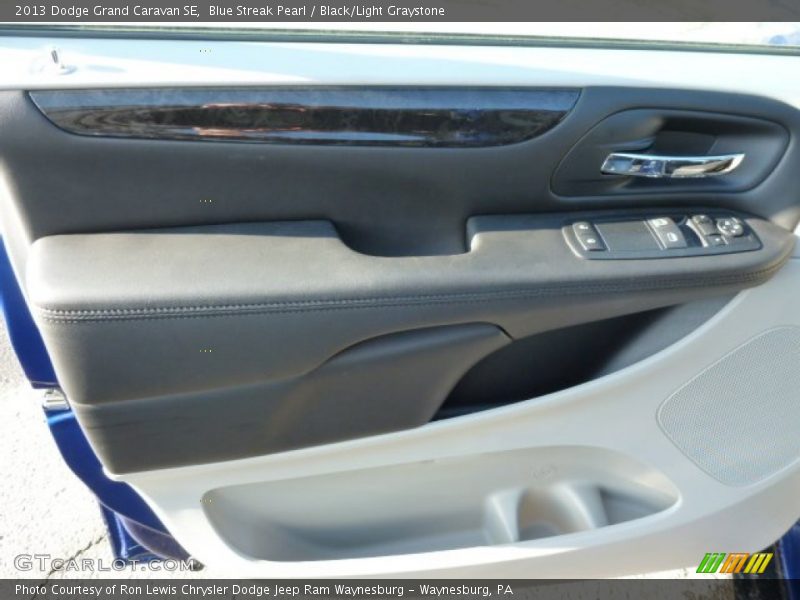 Blue Streak Pearl / Black/Light Graystone 2013 Dodge Grand Caravan SE