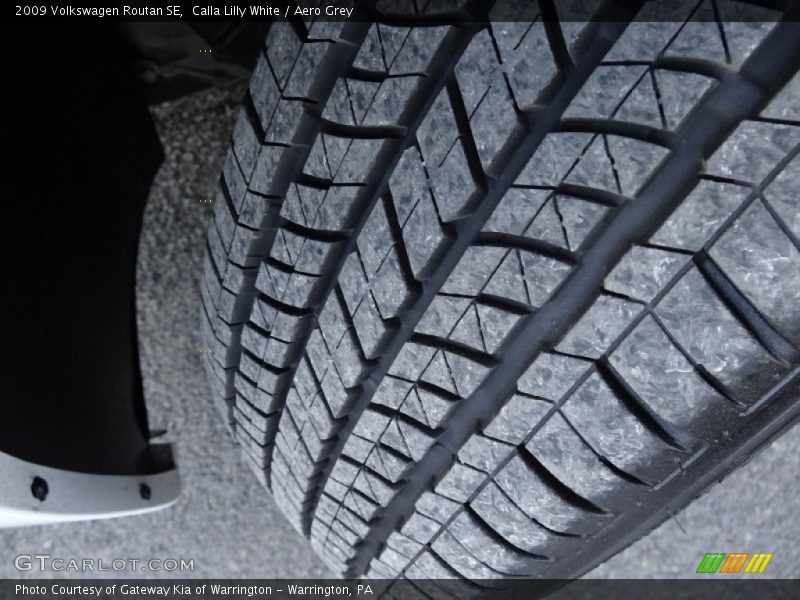 Calla Lilly White / Aero Grey 2009 Volkswagen Routan SE