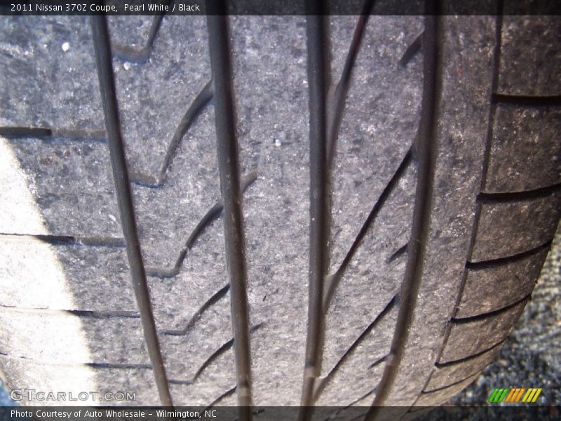 Pearl White / Black 2011 Nissan 370Z Coupe