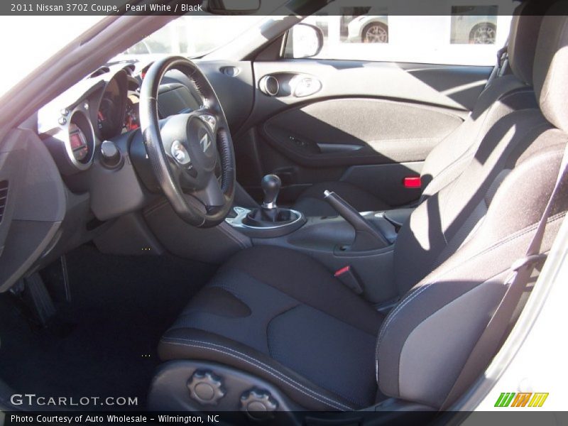 Pearl White / Black 2011 Nissan 370Z Coupe