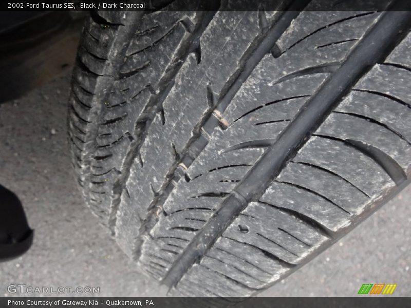 Black / Dark Charcoal 2002 Ford Taurus SES