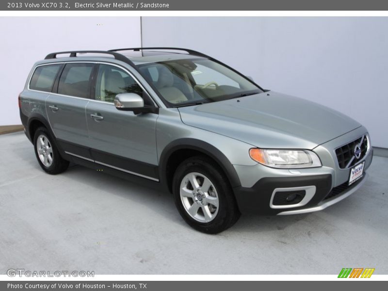 Front 3/4 View of 2013 XC70 3.2