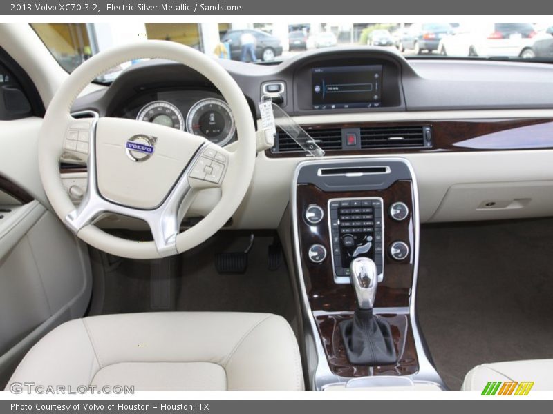 Dashboard of 2013 XC70 3.2