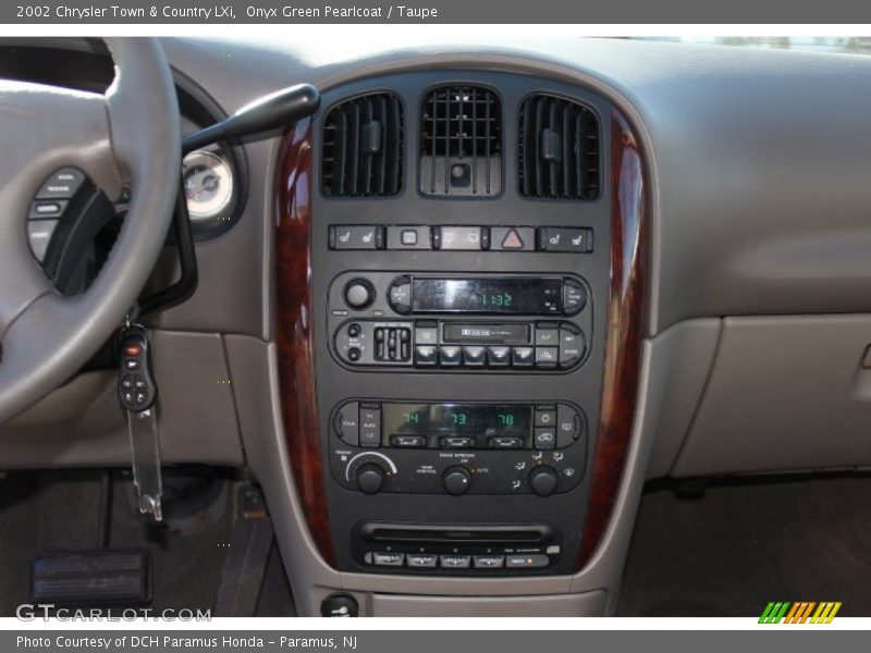 Onyx Green Pearlcoat / Taupe 2002 Chrysler Town & Country LXi