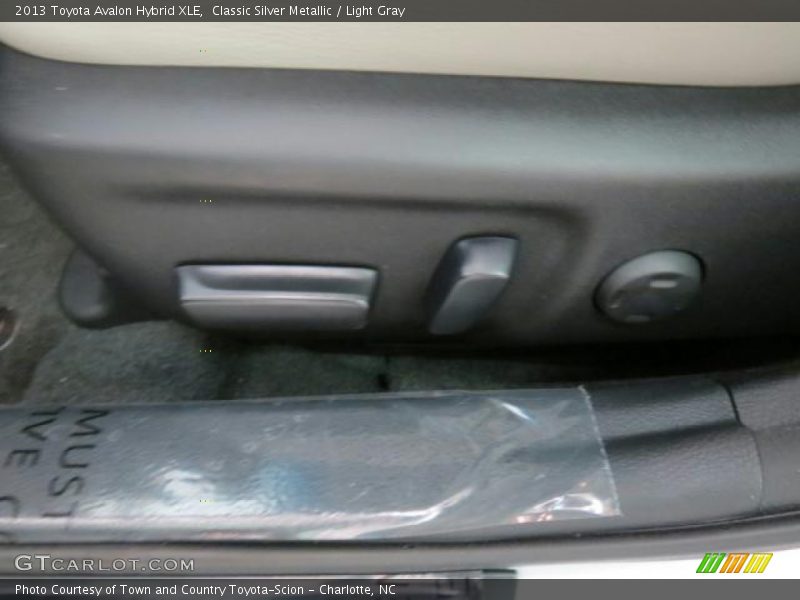 Classic Silver Metallic / Light Gray 2013 Toyota Avalon Hybrid XLE