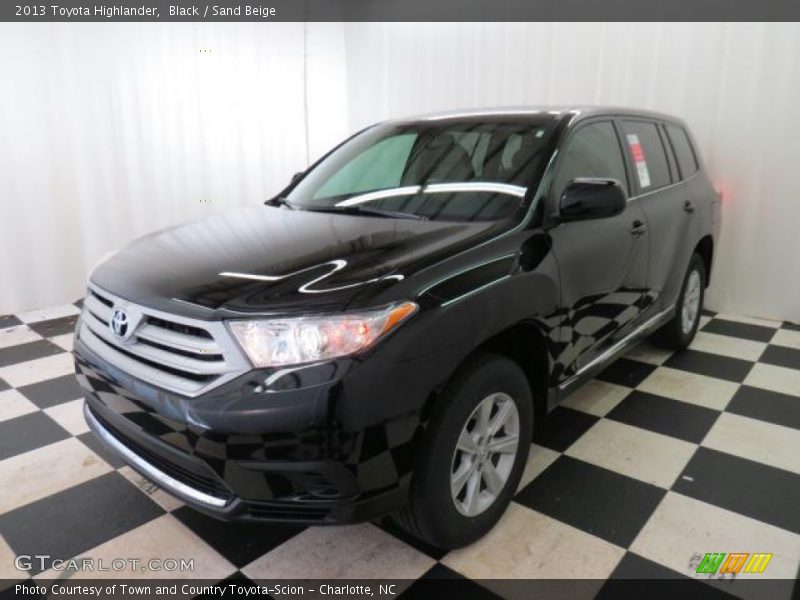 Front 3/4 View of 2013 Highlander 