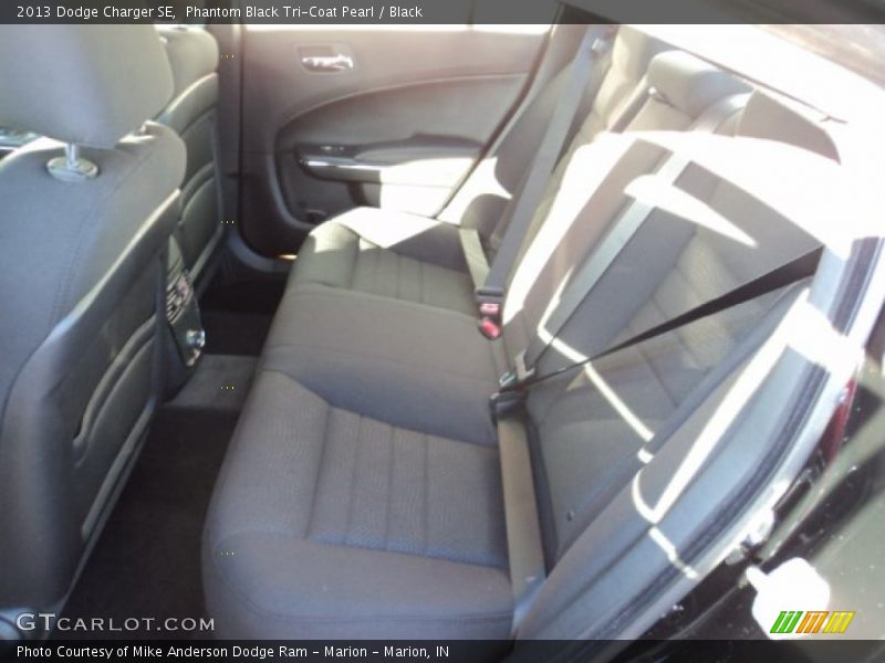 Phantom Black Tri-Coat Pearl / Black 2013 Dodge Charger SE