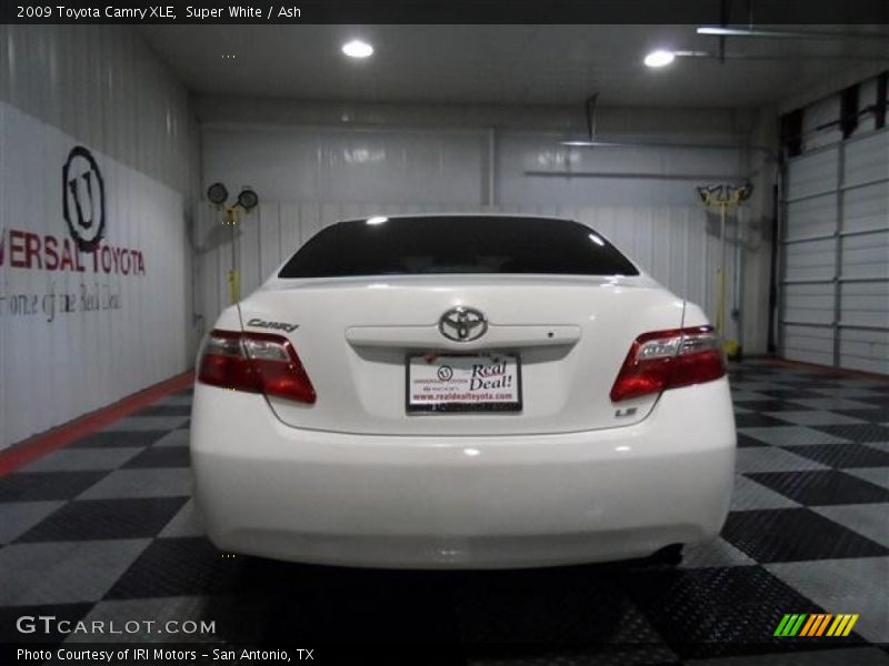 Super White / Ash 2009 Toyota Camry XLE