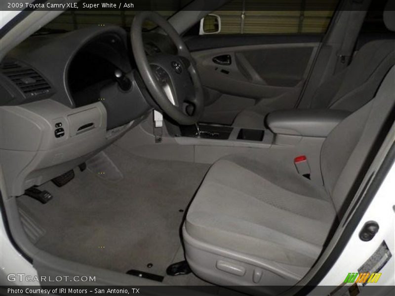 Super White / Ash 2009 Toyota Camry XLE