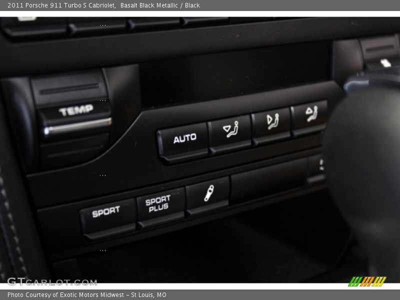 Controls of 2011 911 Turbo S Cabriolet