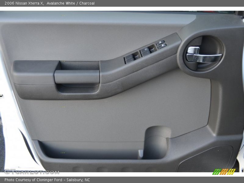 Avalanche White / Charcoal 2006 Nissan Xterra X