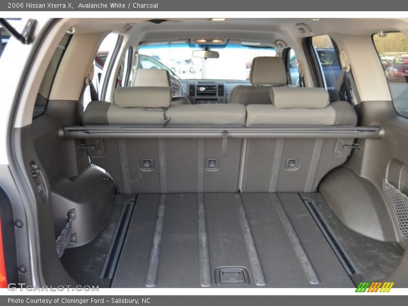 Avalanche White / Charcoal 2006 Nissan Xterra X