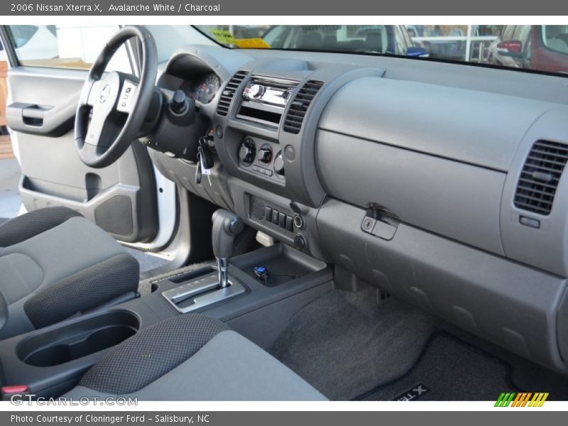 Avalanche White / Charcoal 2006 Nissan Xterra X
