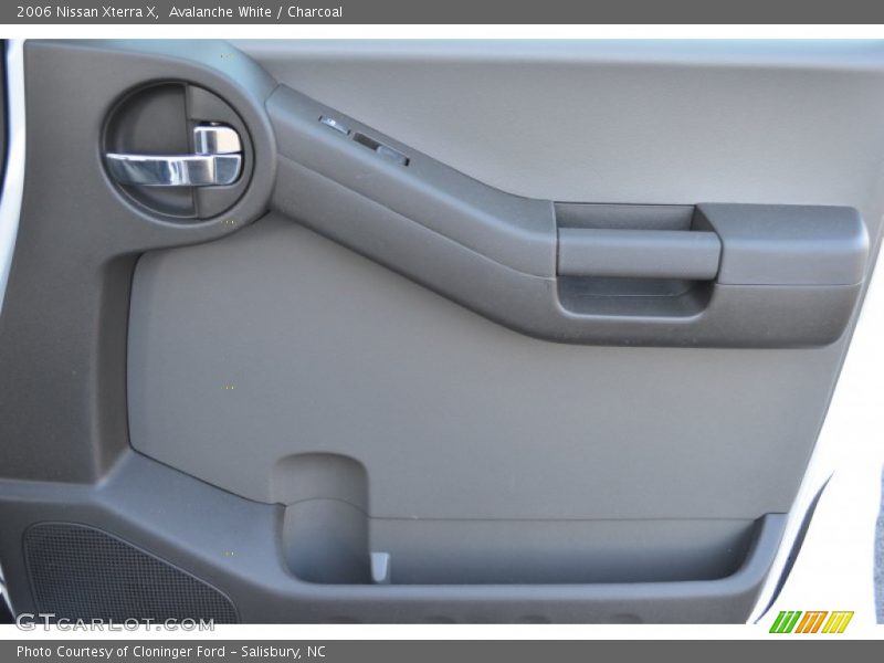 Avalanche White / Charcoal 2006 Nissan Xterra X