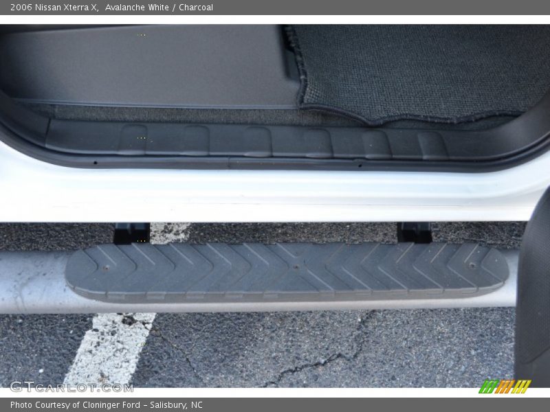 Avalanche White / Charcoal 2006 Nissan Xterra X