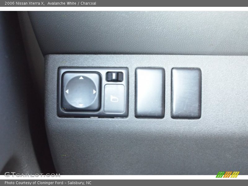 Avalanche White / Charcoal 2006 Nissan Xterra X