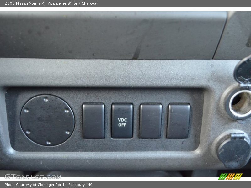 Avalanche White / Charcoal 2006 Nissan Xterra X