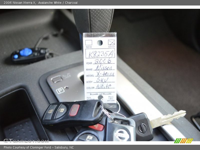 Avalanche White / Charcoal 2006 Nissan Xterra X