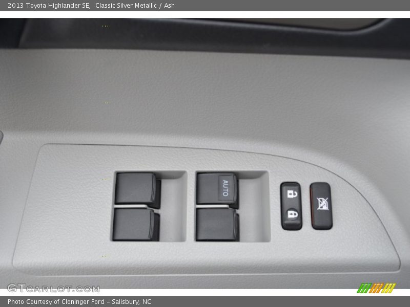 Classic Silver Metallic / Ash 2013 Toyota Highlander SE