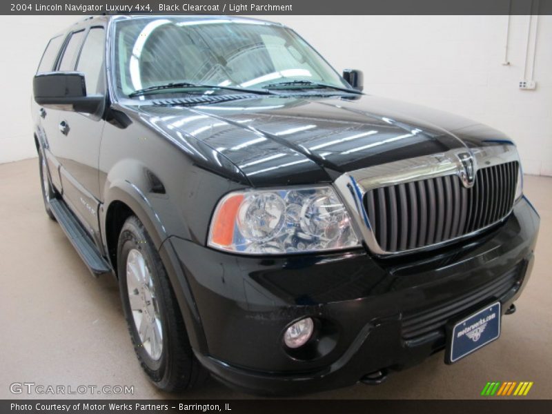 Black Clearcoat / Light Parchment 2004 Lincoln Navigator Luxury 4x4