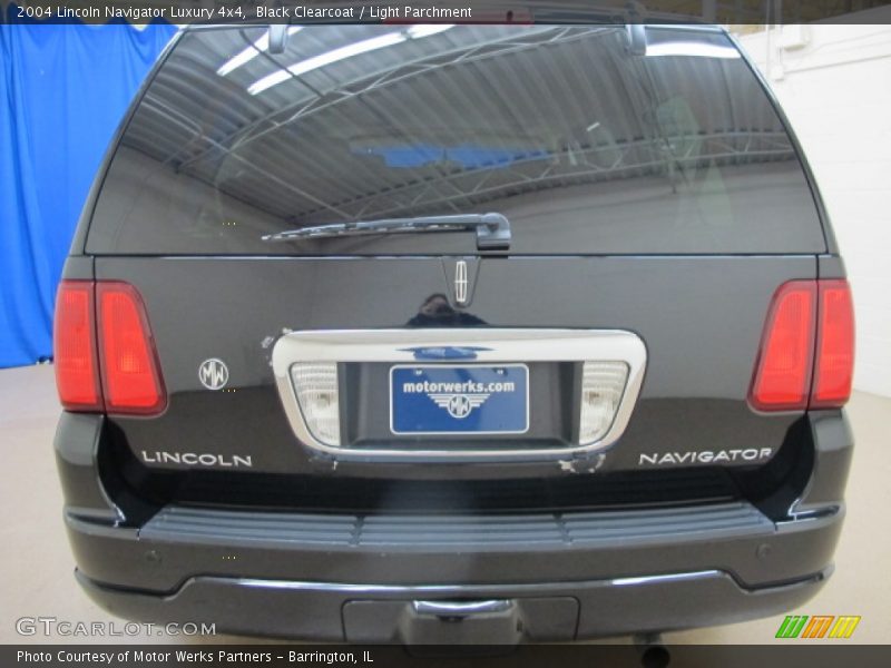 Black Clearcoat / Light Parchment 2004 Lincoln Navigator Luxury 4x4