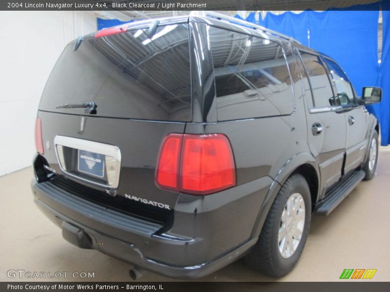 Black Clearcoat / Light Parchment 2004 Lincoln Navigator Luxury 4x4