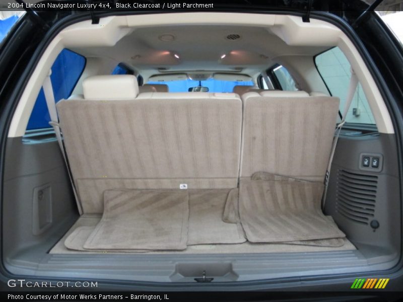  2004 Navigator Luxury 4x4 Trunk