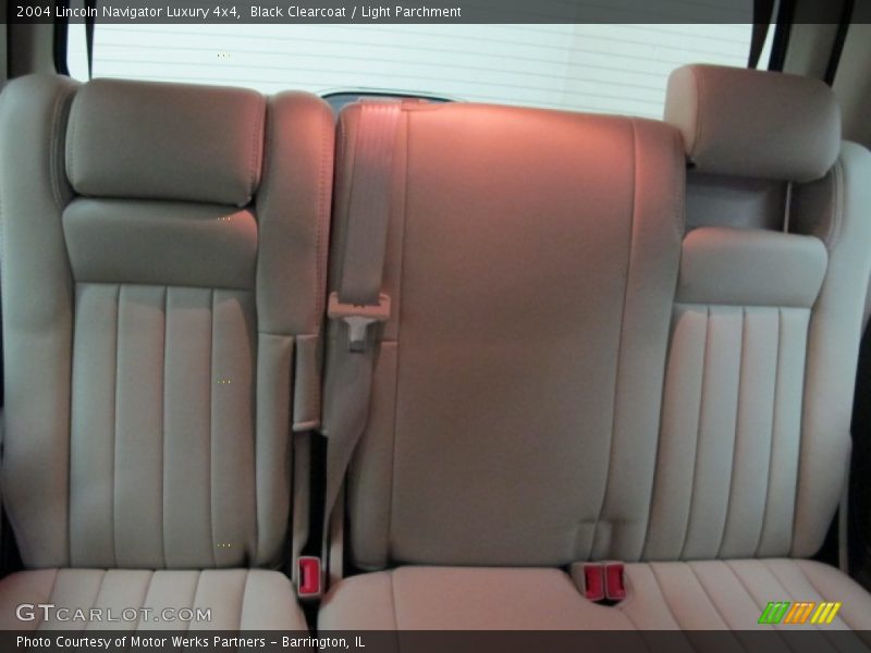 Black Clearcoat / Light Parchment 2004 Lincoln Navigator Luxury 4x4