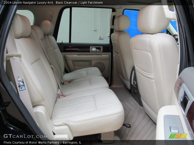 Black Clearcoat / Light Parchment 2004 Lincoln Navigator Luxury 4x4