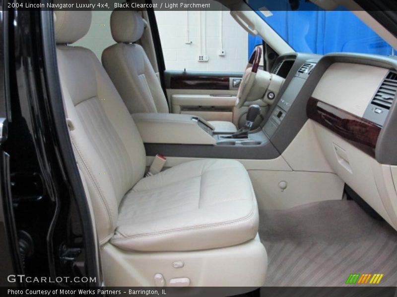  2004 Navigator Luxury 4x4 Light Parchment Interior