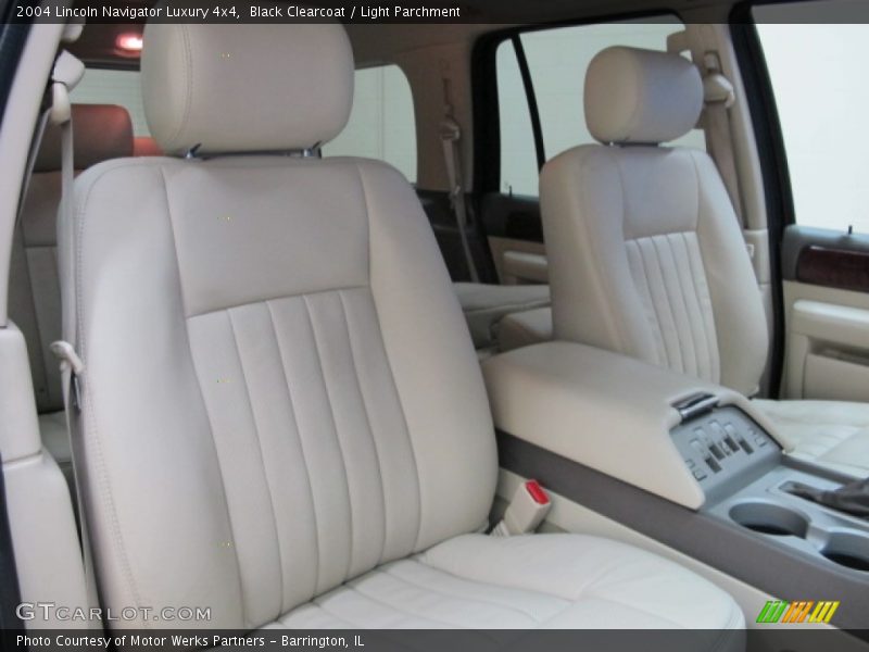 Black Clearcoat / Light Parchment 2004 Lincoln Navigator Luxury 4x4
