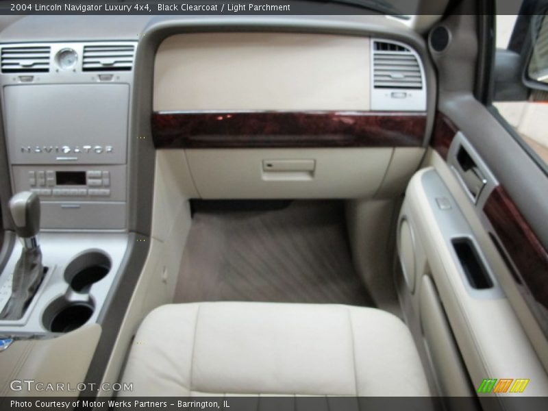 Black Clearcoat / Light Parchment 2004 Lincoln Navigator Luxury 4x4