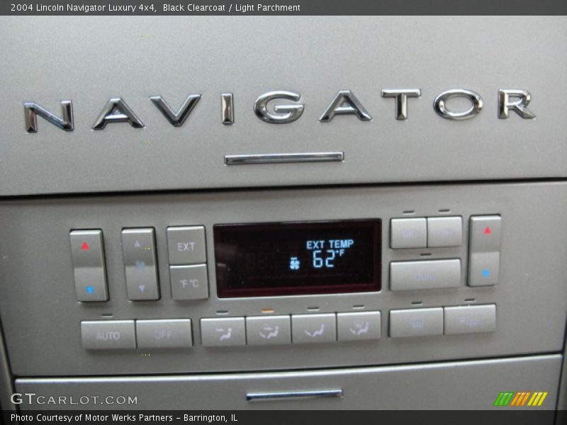 Controls of 2004 Navigator Luxury 4x4