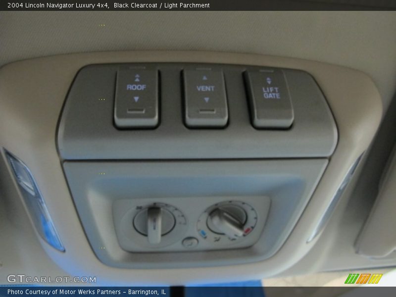 Controls of 2004 Navigator Luxury 4x4