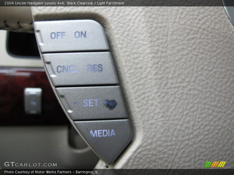 Black Clearcoat / Light Parchment 2004 Lincoln Navigator Luxury 4x4