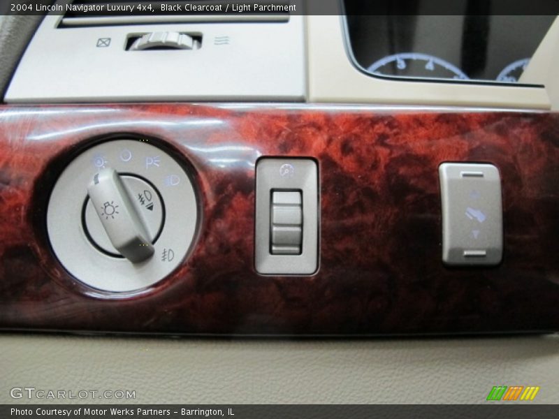 Controls of 2004 Navigator Luxury 4x4