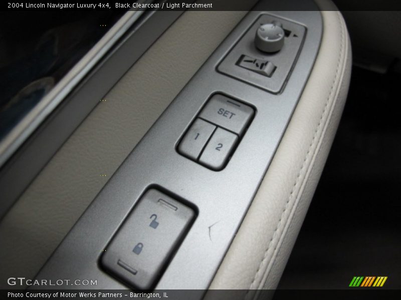 Controls of 2004 Navigator Luxury 4x4