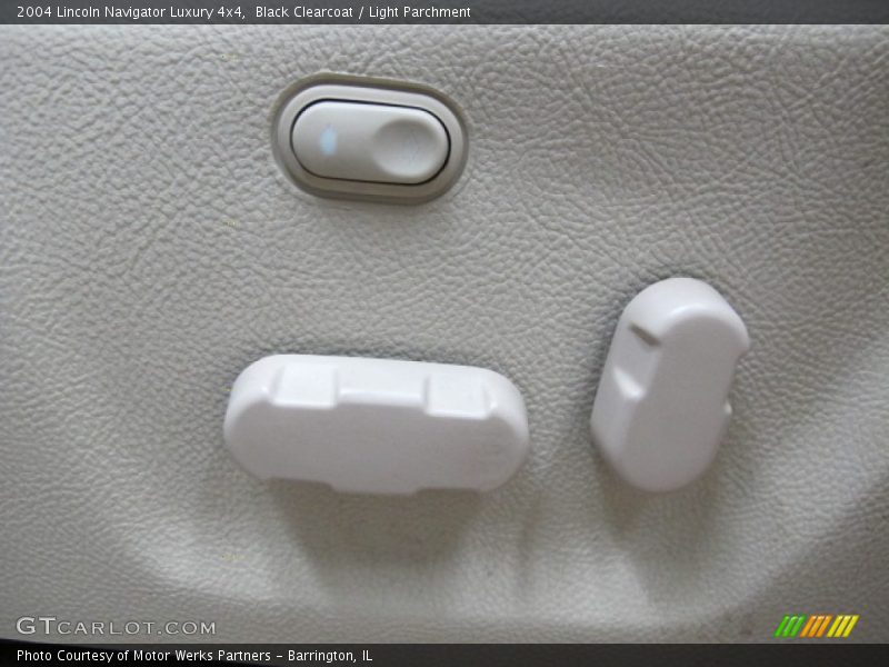 Controls of 2004 Navigator Luxury 4x4