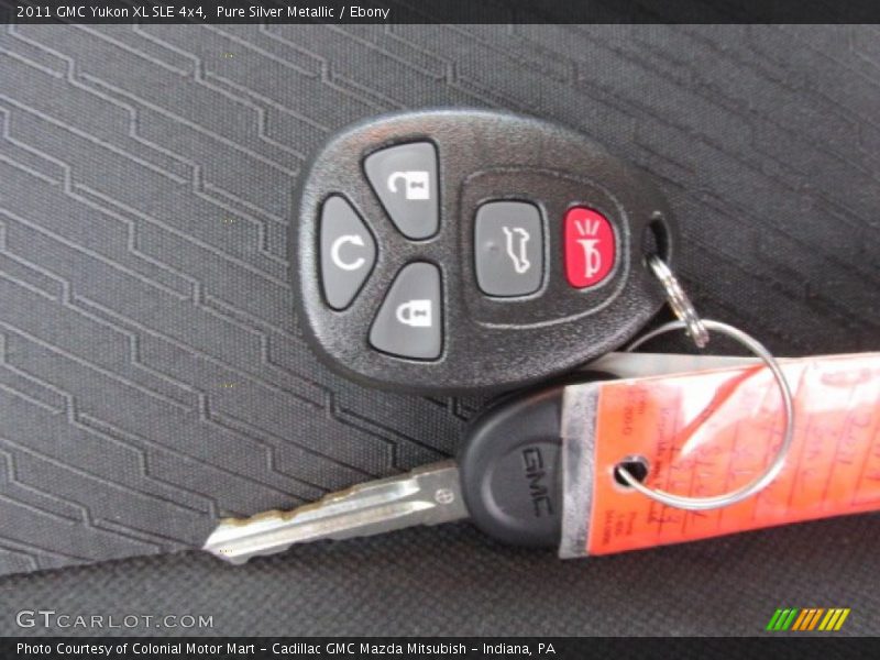 Pure Silver Metallic / Ebony 2011 GMC Yukon XL SLE 4x4