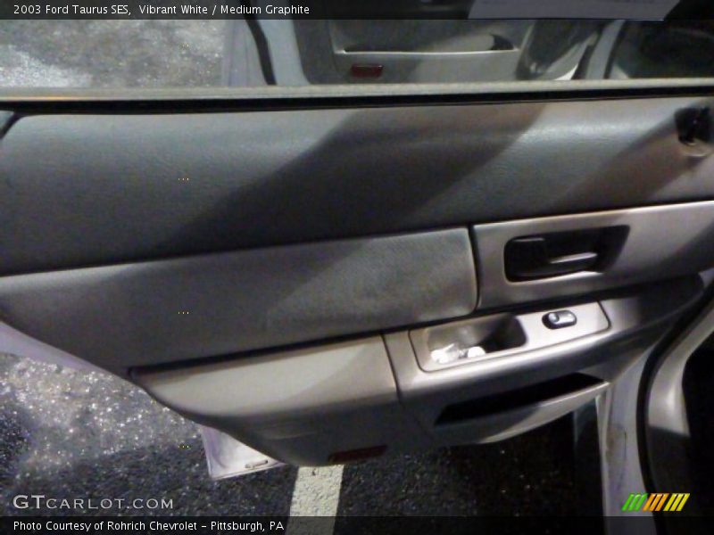 Vibrant White / Medium Graphite 2003 Ford Taurus SES