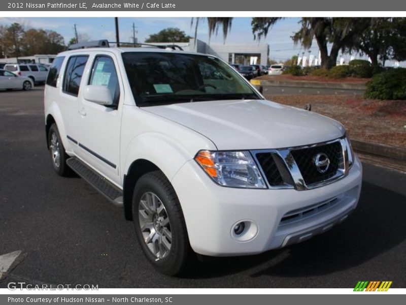 Front 3/4 View of 2012 Pathfinder LE