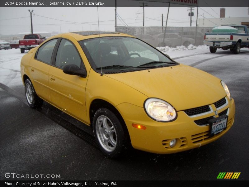 Front 3/4 View of 2004 Neon SXT