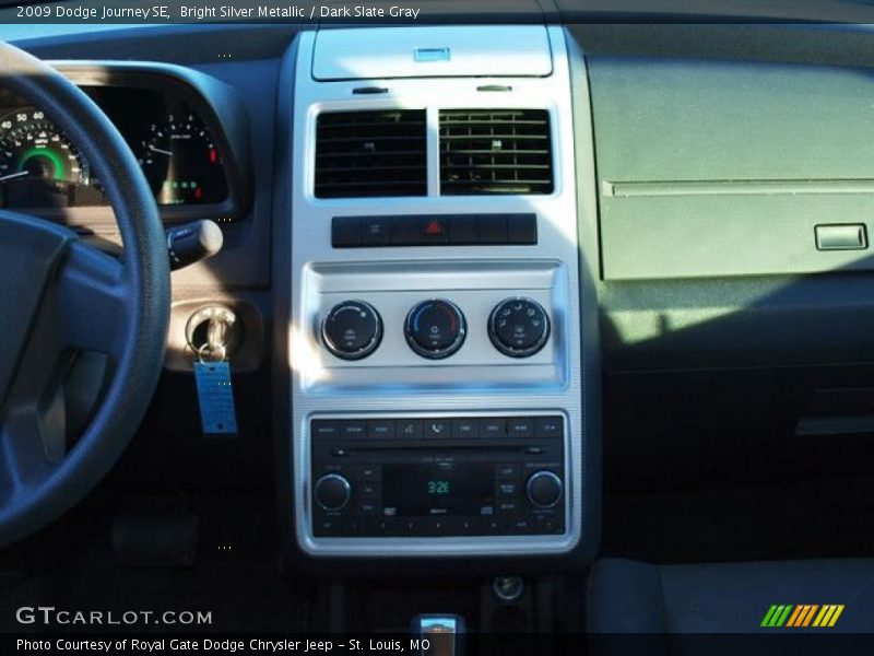 Bright Silver Metallic / Dark Slate Gray 2009 Dodge Journey SE