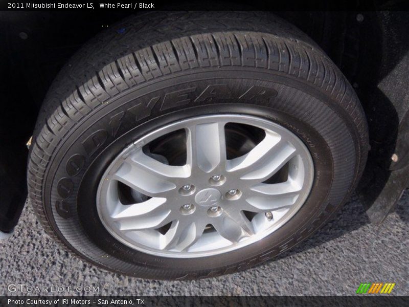White Pearl / Black 2011 Mitsubishi Endeavor LS