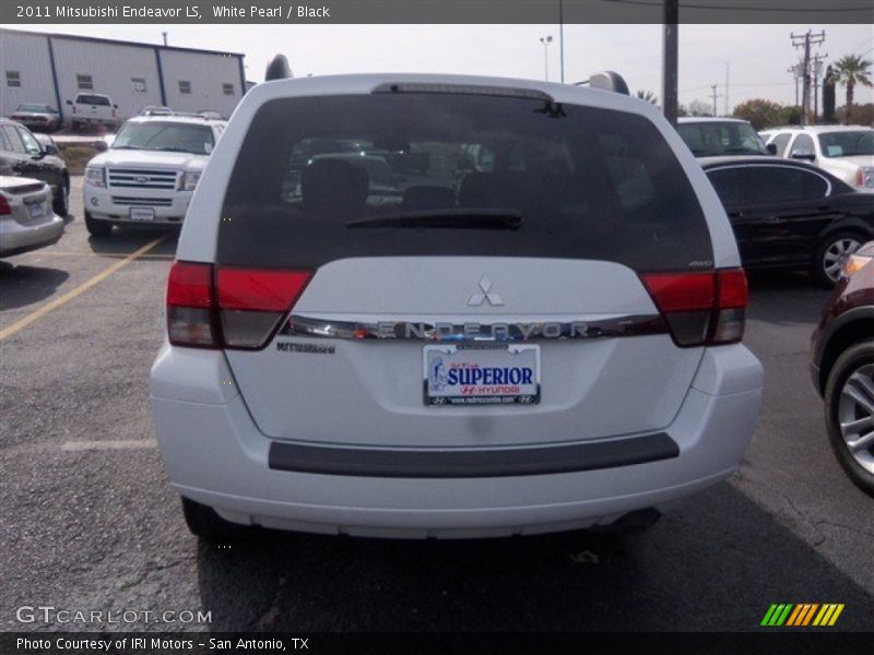 White Pearl / Black 2011 Mitsubishi Endeavor LS