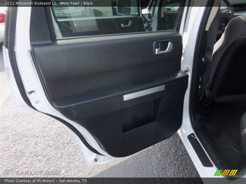 White Pearl / Black 2011 Mitsubishi Endeavor LS