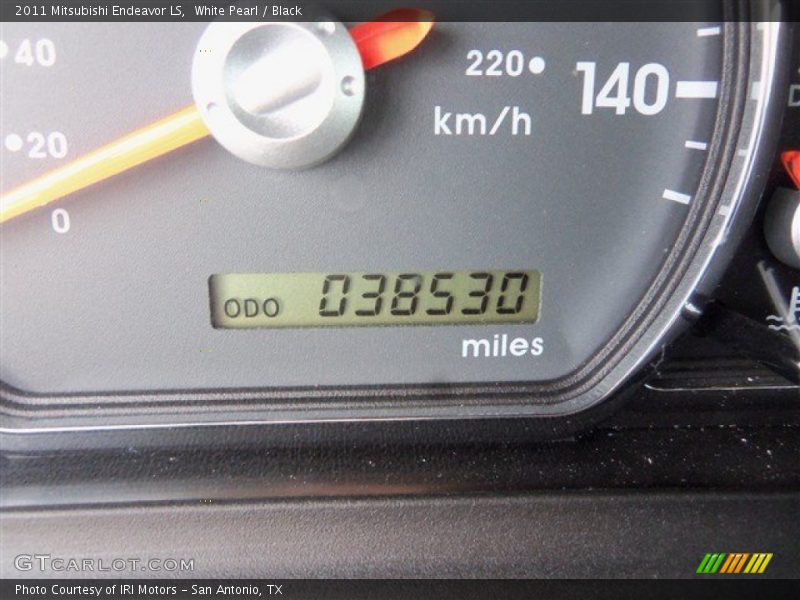 White Pearl / Black 2011 Mitsubishi Endeavor LS