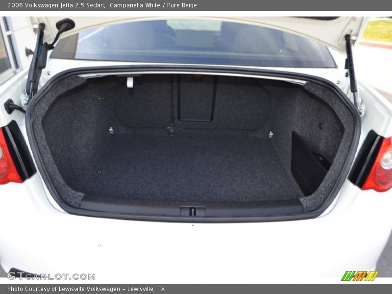Campanella White / Pure Beige 2006 Volkswagen Jetta 2.5 Sedan